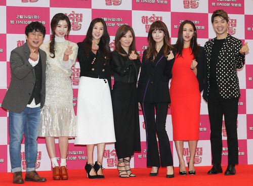 14일 오전 11시 서울 영등포구 KBS 신관에서 열린 '하숙집 딸들' 제작 발표회에서 (왼쪽부터)이수근, 윤소이, 장신영, 이미숙, 이다해, 박시연, 박수홍이 기념촬영을 하고 있다. <연합뉴스>